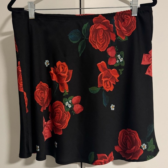 SOLD XL Lisa Says Gah mini skirt with rose and strawberry pattern - Picture 5 of 7